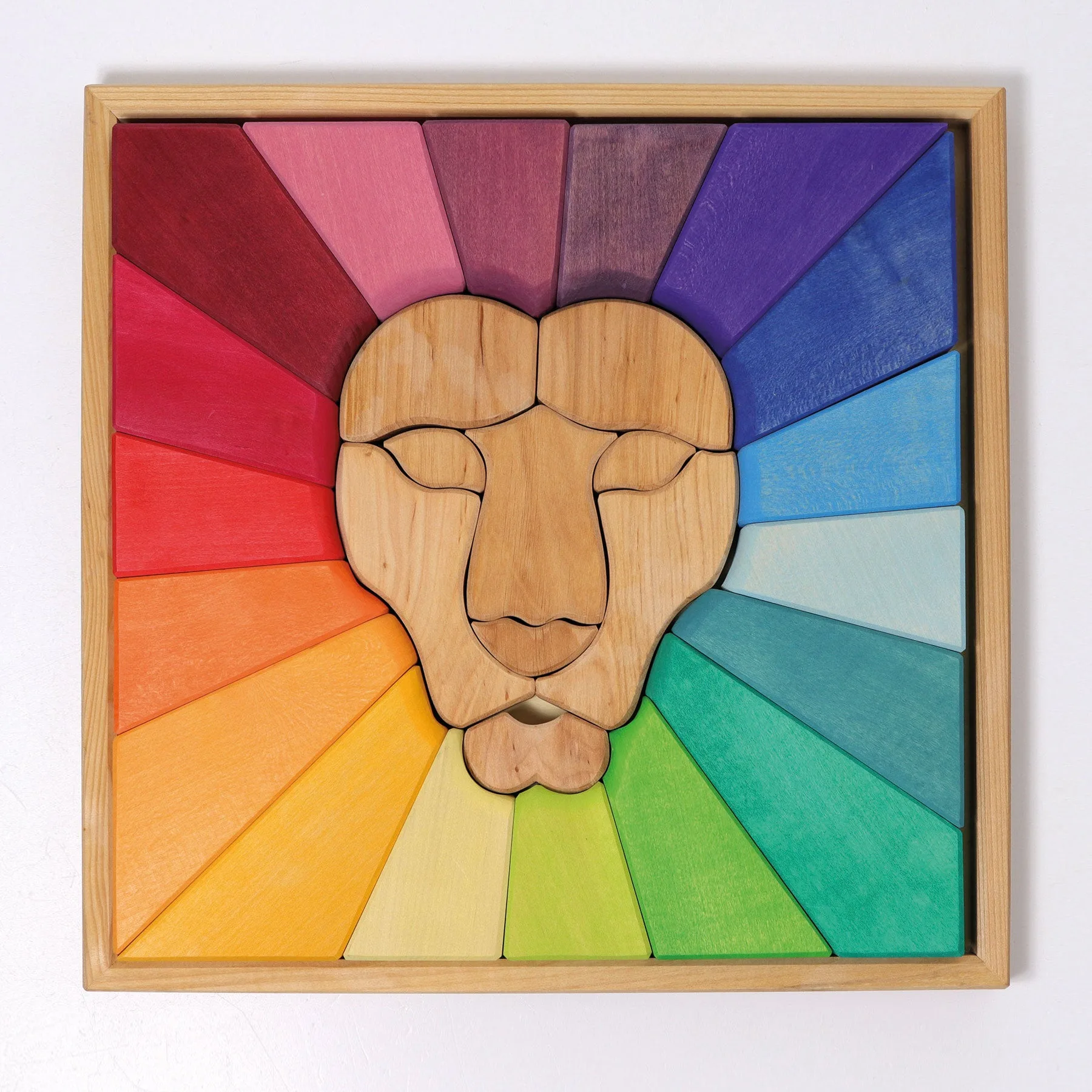Grimms Bauspiel Regenbogenlöwe – Naturholz und farbige geometrische Bauteile