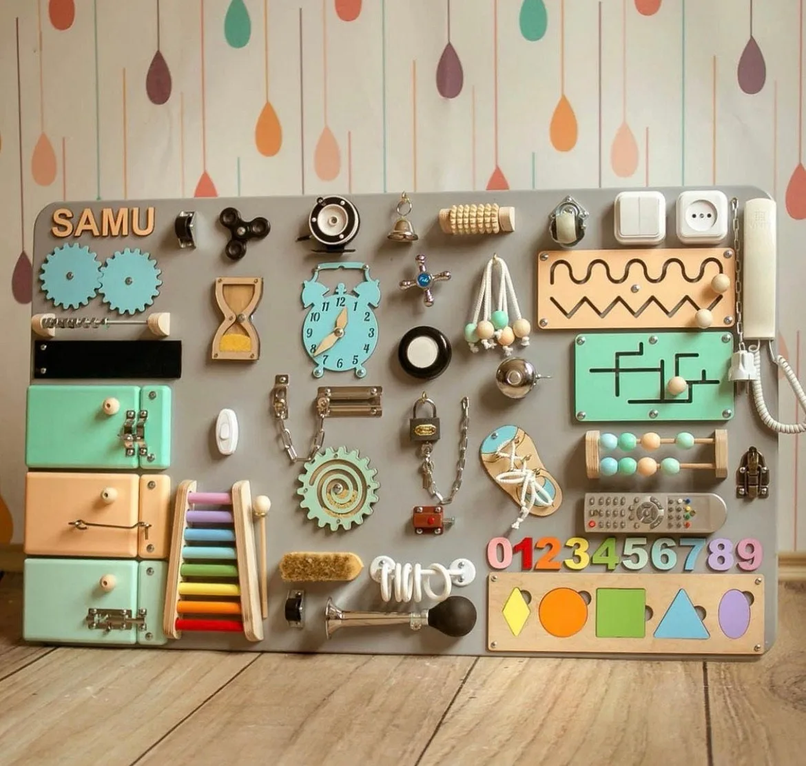 Montessori Busy Board mit echten Alltagselementen